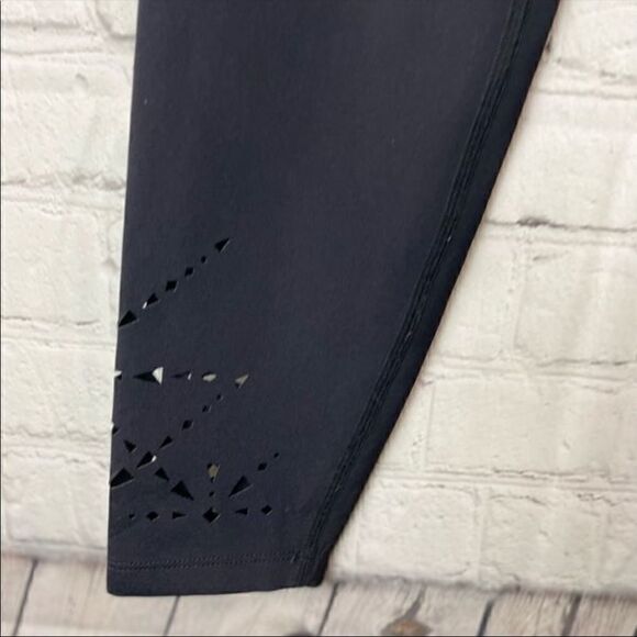 BEYOND YOGA Limited Edition Laser Cut Leggings Small - Picture 4 of 8